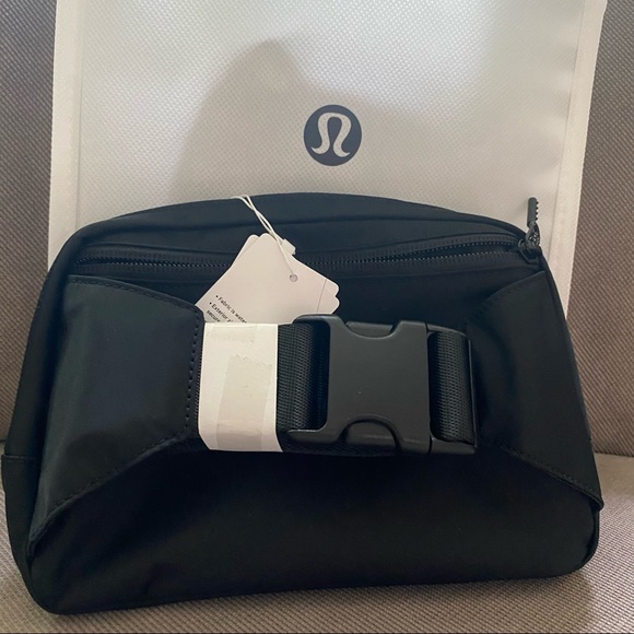 *SOLD* NWT LARGE BLACK Lululemon Everywhere Belt Bag - Picture 3 of 8